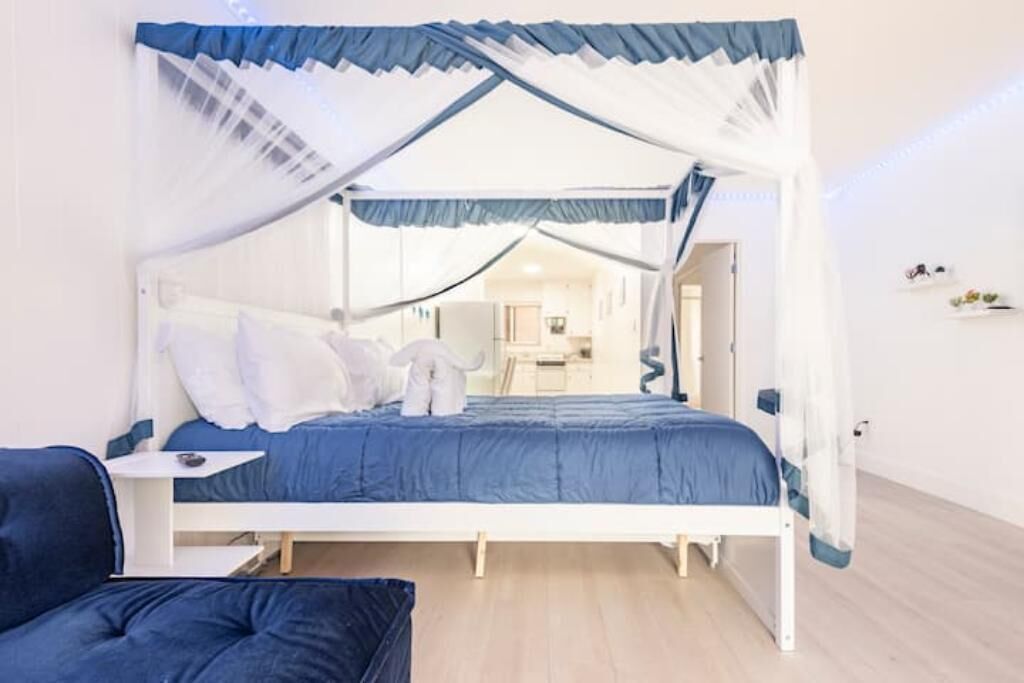 1 soverom, skrivebord, strykejern/-brett og reiseseng for barn