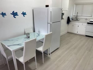 Een koelkast, een microgolfoven, een oven, een kookplaat