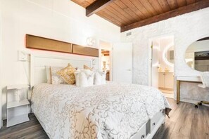 3 bedrooms, desk, iron/ironing board, travel cot