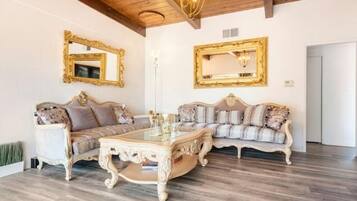 Smart-TV, bøker og stereoanlegg