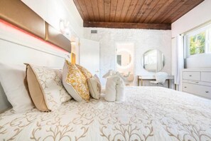 3 bedrooms, desk, iron/ironing board, travel cot - Full Bay View Luxurious 3 Bed w Spa (San Diego)