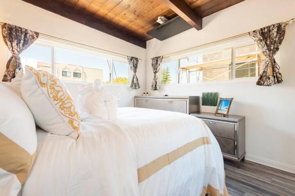 3 bedrooms, desk, iron/ironing board, travel crib