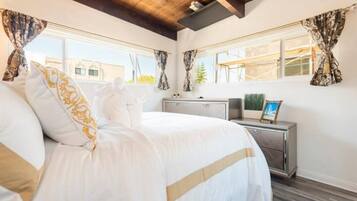 3 bedrooms, desk, iron/ironing board, travel crib