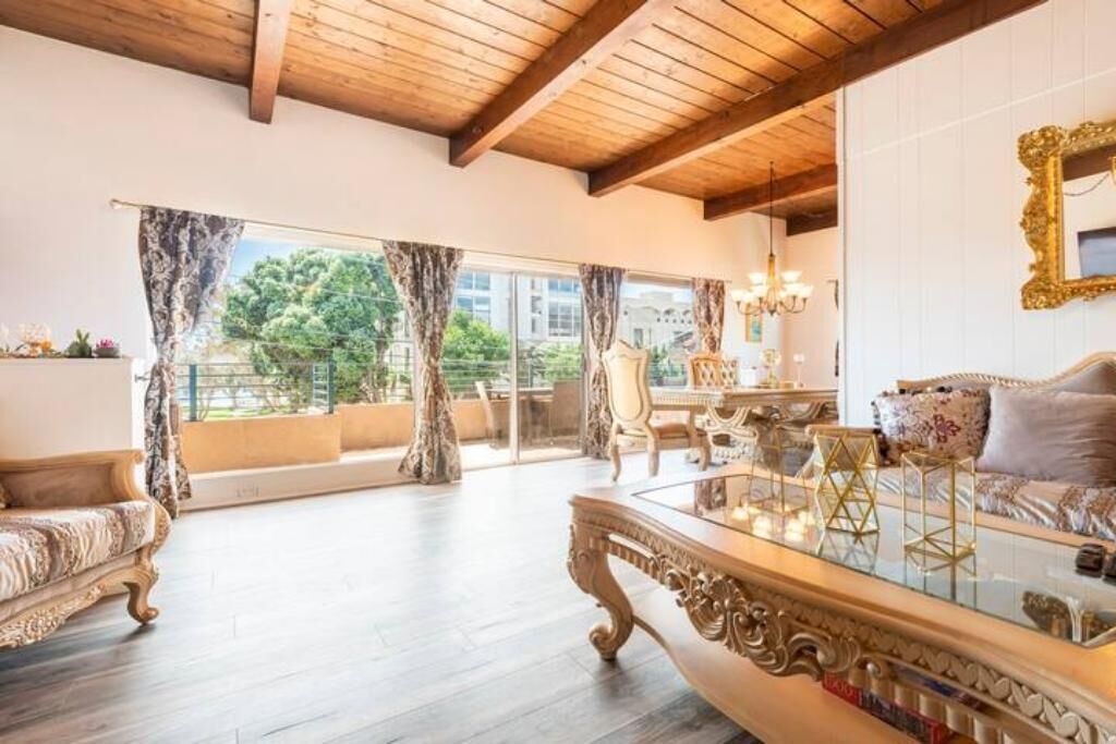 Smart TV, books, stereo