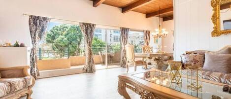 Smart-TV, bøker og stereoanlegg