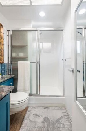 Hair dryer, towels, soap, toilet paper - Bayside Chic: Stylish Oasis in a Spacious Studio
 (San Diego)