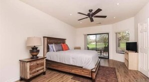 2 makuuhuonetta, työpöytä, silitysrauta/-lauta, vauvan matkasänky