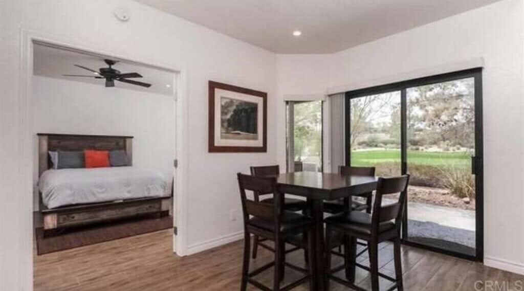 2 habitaciones, escritorio y tabla de planchar con plancha 