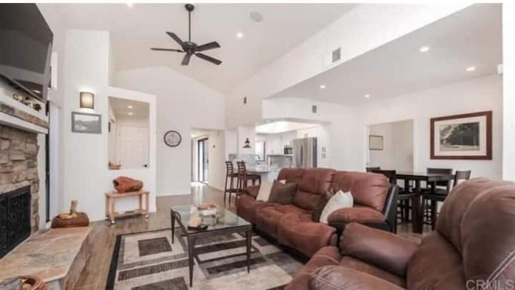 Smart TV, chimenea y estéreo 