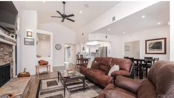 Smart TV, chimenea y estéreo