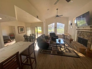 Smart TV, chimenea y estéreo