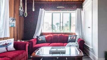 スマートテレビ、暖炉、テーブルサッカー台、ステレオ