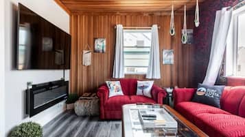 Smart-tv, pejs, bordfodbold, stereoanlæg