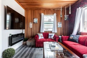 Smart TV, lareira, pebolim, aparelho de som