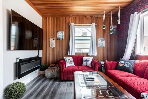 Smart-tv, pejs, bordfodbold, stereoanlæg