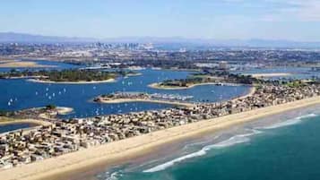 Tæt på stranden, liggestole, badehåndklæder