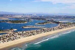 Una playa cerca, sillas reclinables de playa, toallas de playa