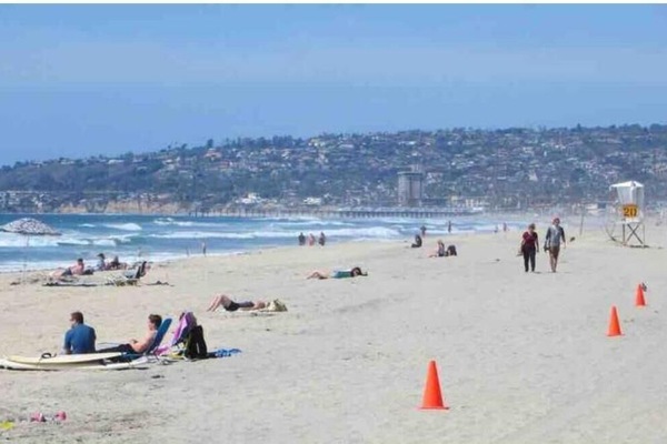 Ubicación cercana a la playa, tumbonas y toallas de playa