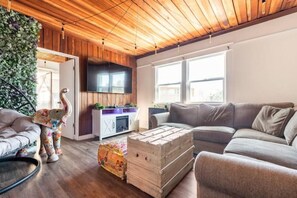 Smart TV, fireplace, stereo
