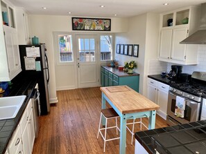 Kylskåp, mikrovågsugn, ugn och spishäll