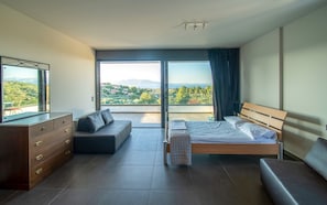 4 bedrooms, iron/ironing board, internet, bed sheets