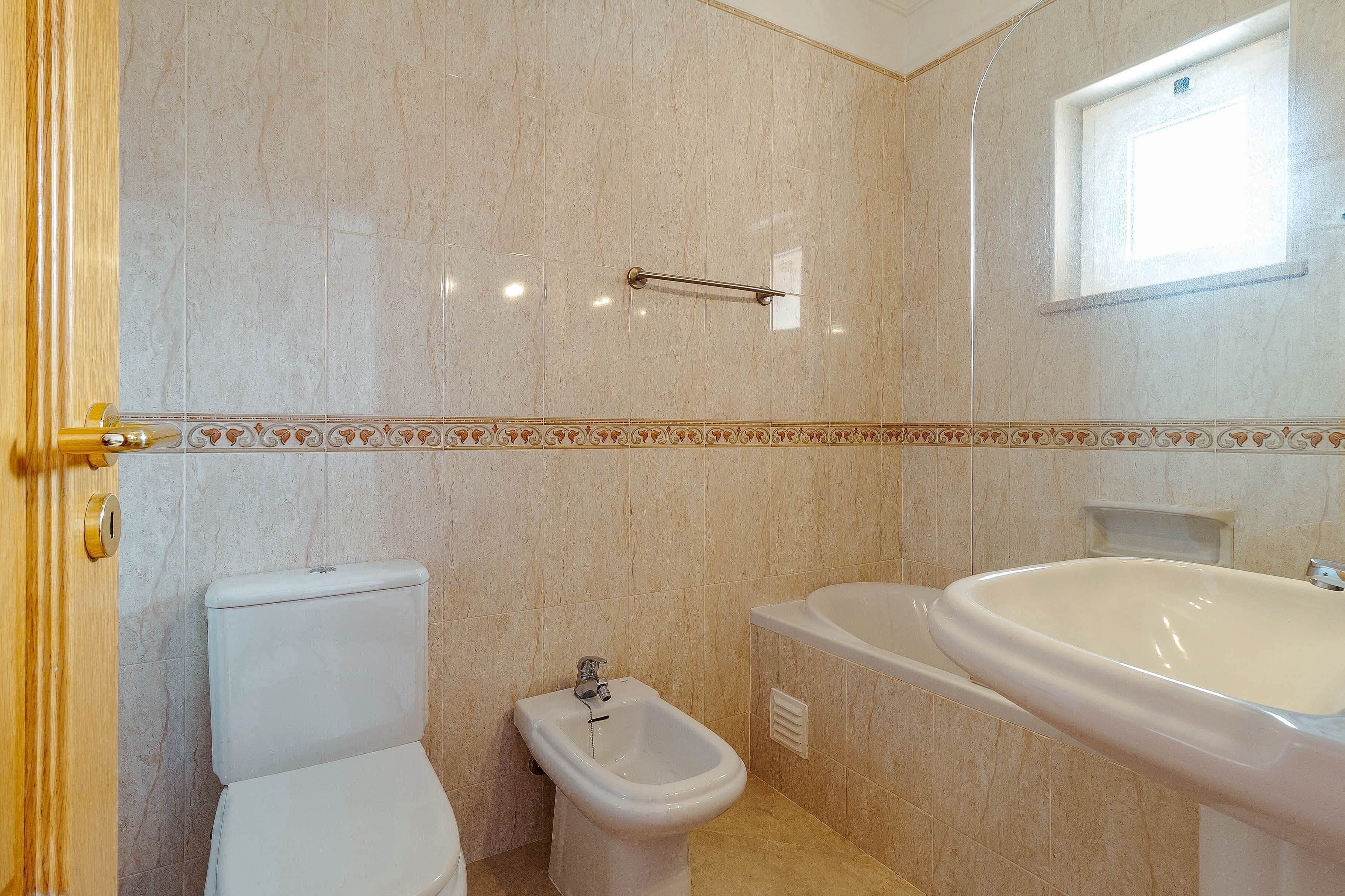 Un bagno con WC, bidet e vasca da bagno.
