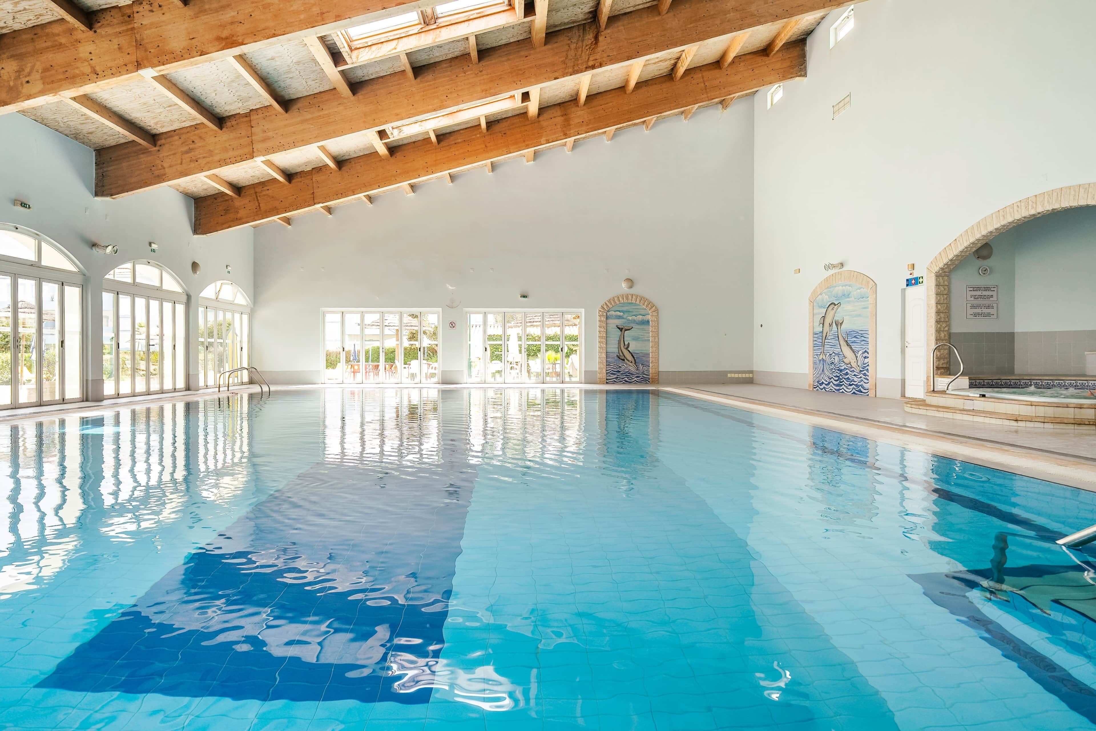 Een binnenzwembad en een verwarmd zwembad