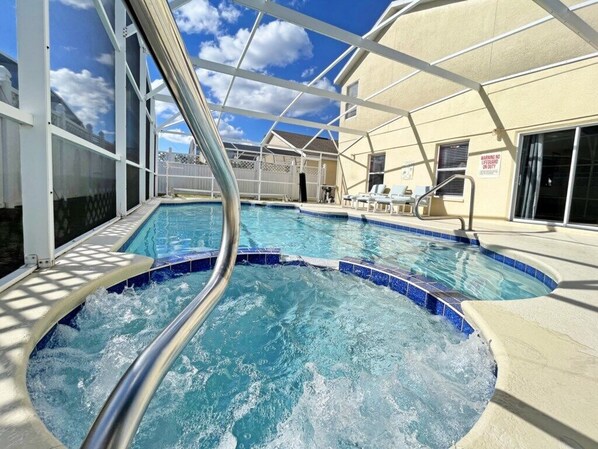 A heated pool - Bright and spacious south facing pool home with hot tub and air-conditioned games room (Davenport)