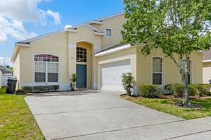 Exterior - Bright and spacious south facing pool home with hot tub and air-conditioned games room (Davenport)