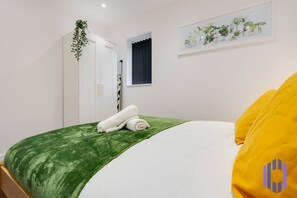 4 soverom, skrivebord, strykejern/-brett og reiseseng for barn