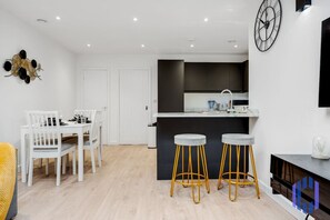 Dining - Stylish 4bd - Coop LIVE - Etihad - Parking (Greater Manchester)
