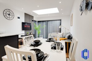 Dining - Stylish 4bd - Coop LIVE - Etihad - Parking (Greater Manchester)