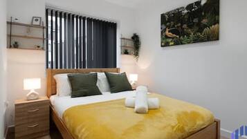4 habitaciones, escritorio y tabla de planchar con plancha