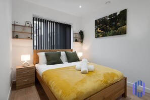 4 soverom, skrivebord, strykejern/-brett og reiseseng for barn