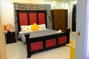 2 habitaciones, tabla de planchar con plancha y ropa de cama 