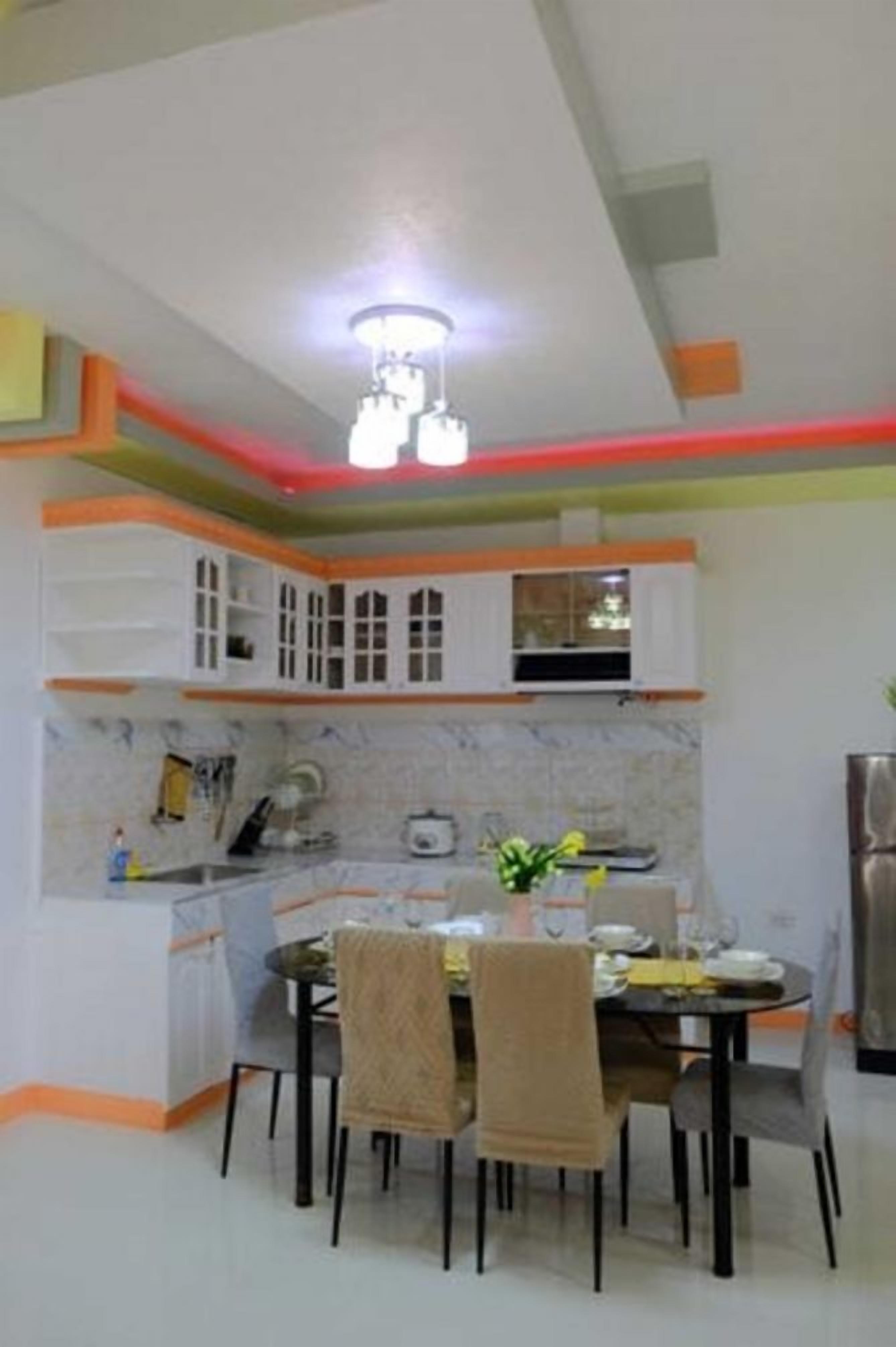 Frigorífico, placa de cocina, tostadora y utensilios de cocina