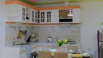 Frigorífico, placa de cocina, tostadora y utensilios de cocina