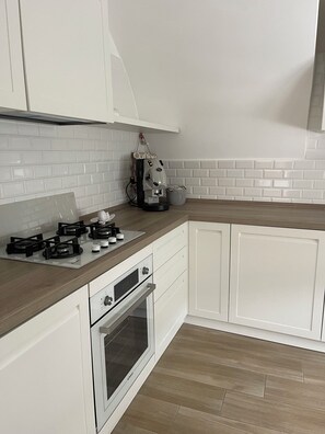 Refrigerador con freezer, microondas, horno, placa de cocina