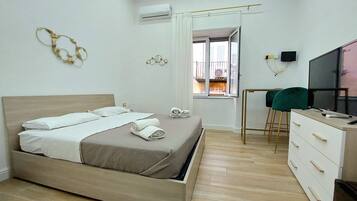 Romantic Room | Premium bedding, minibar, in-room safe, desk