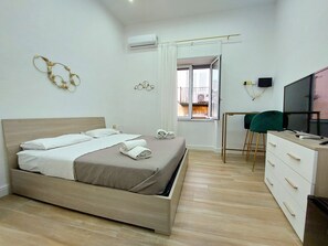 Habitación romántica | Ropa de cama de alta calidad, minibar, caja fuerte y escritorio