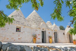 Exterior - TD Trulli della Magnolia Trulli w/ Amazing Garden (Monopoli)