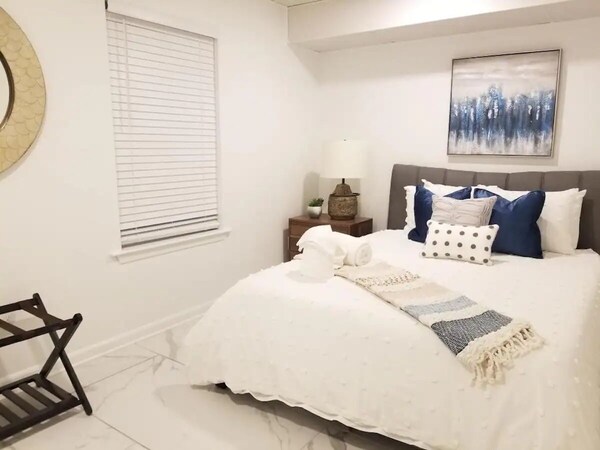 7 Br-sleeps 15! Famous Lakefront By Yourent! - Lake Charles, LA