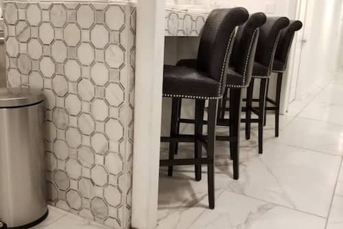 Appartement Confort | Cuisine privée | Réfrigérateur grande capacité avec congélateur, four à micro-ondes
