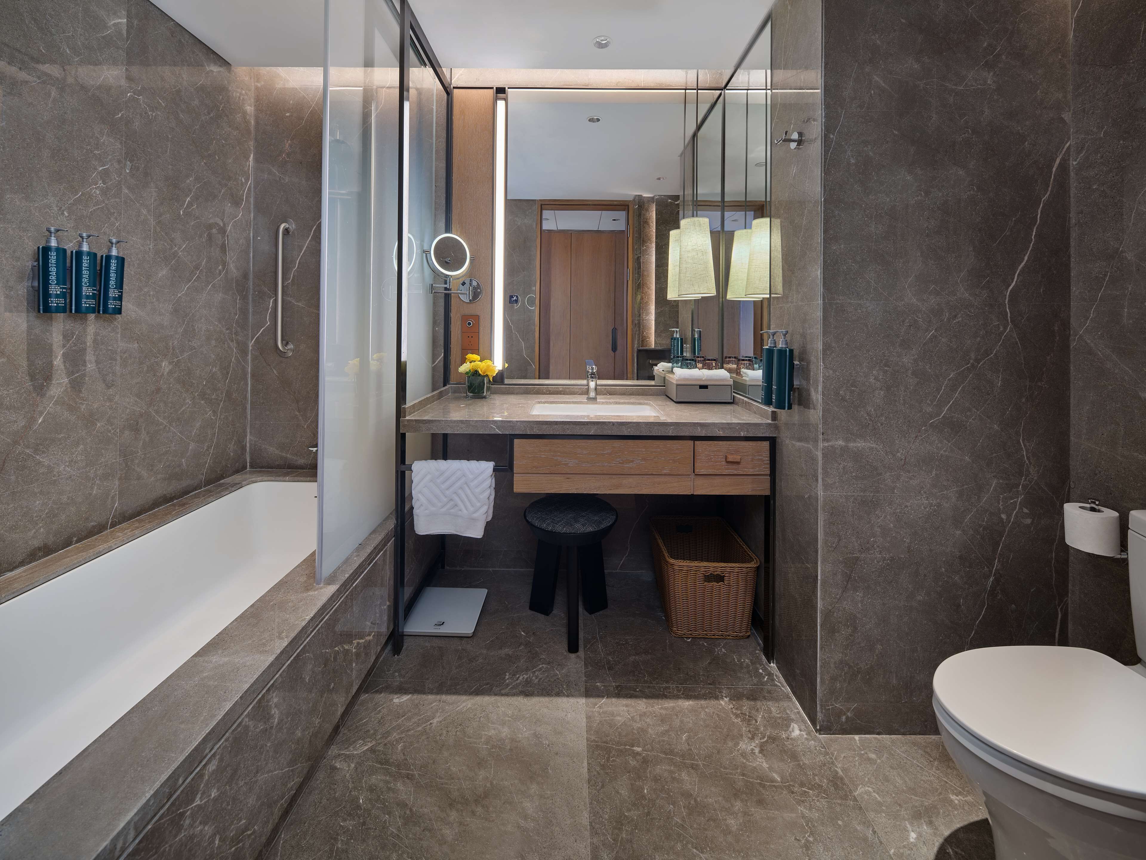 Premium-værelse - 1 kingsize-seng - badekar | Badeværelse | Designertoiletartikler, hårtørrer, badekåber, håndklæder