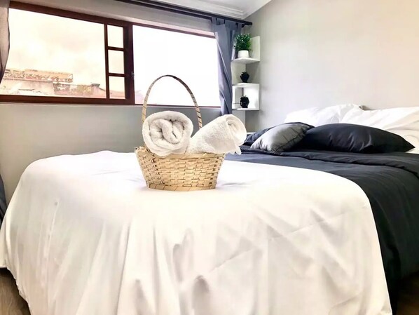 2 室のベッドルーム、WiFi (無料)、ベッドシーツ