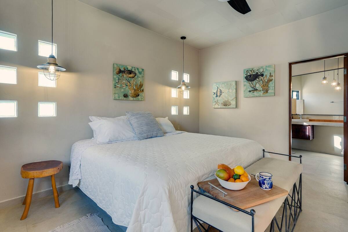 Luxury Studio, 1 King Bed, Kitchenette, Poolside | Pillowtop beds, blackout drapes, WiFi (free), individually decorated