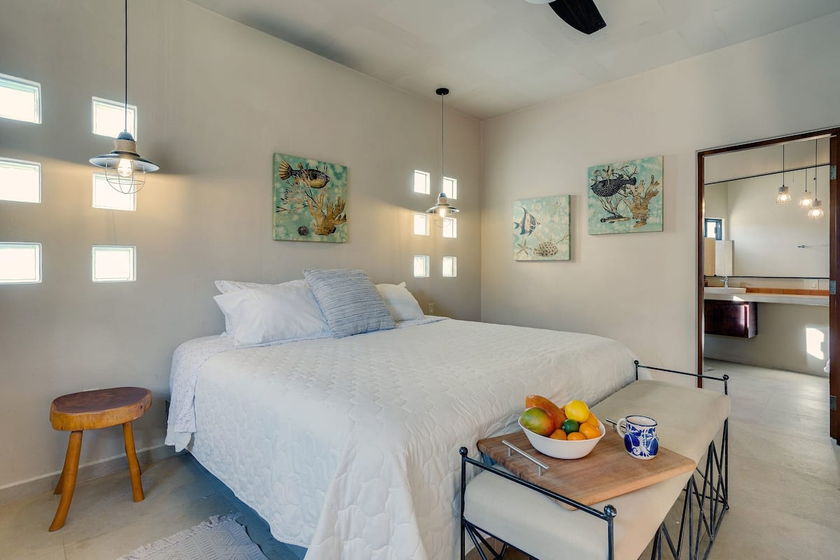 Studio luxueux, 1 trÚs grand lit, cuisinette, vue sur la piscine | 1 chambre, lit avec matelas à plateau-coussin, décor unique