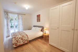 2 habitaciones, escritorio y tabla de planchar con plancha 