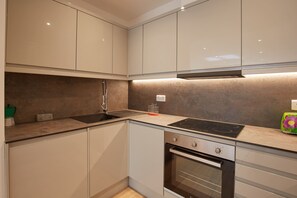 Frigorifero, microonde, forno, piano cottura