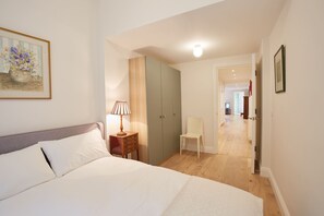 2 bedrooms, desk, iron/ironing board, travel crib - Spacious 2-Bed Views over Primrose Hill with own Private Patio (London)